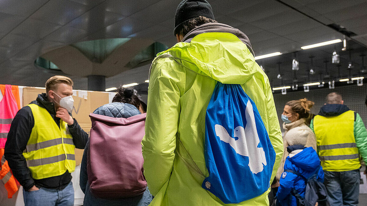 Mit Zügen, unter anderem aus Warschau und Frankfurt an der Oder, sind aus der Ukraine geflüchtete Menschen am Berliner Hauptbahnhof angekommen.