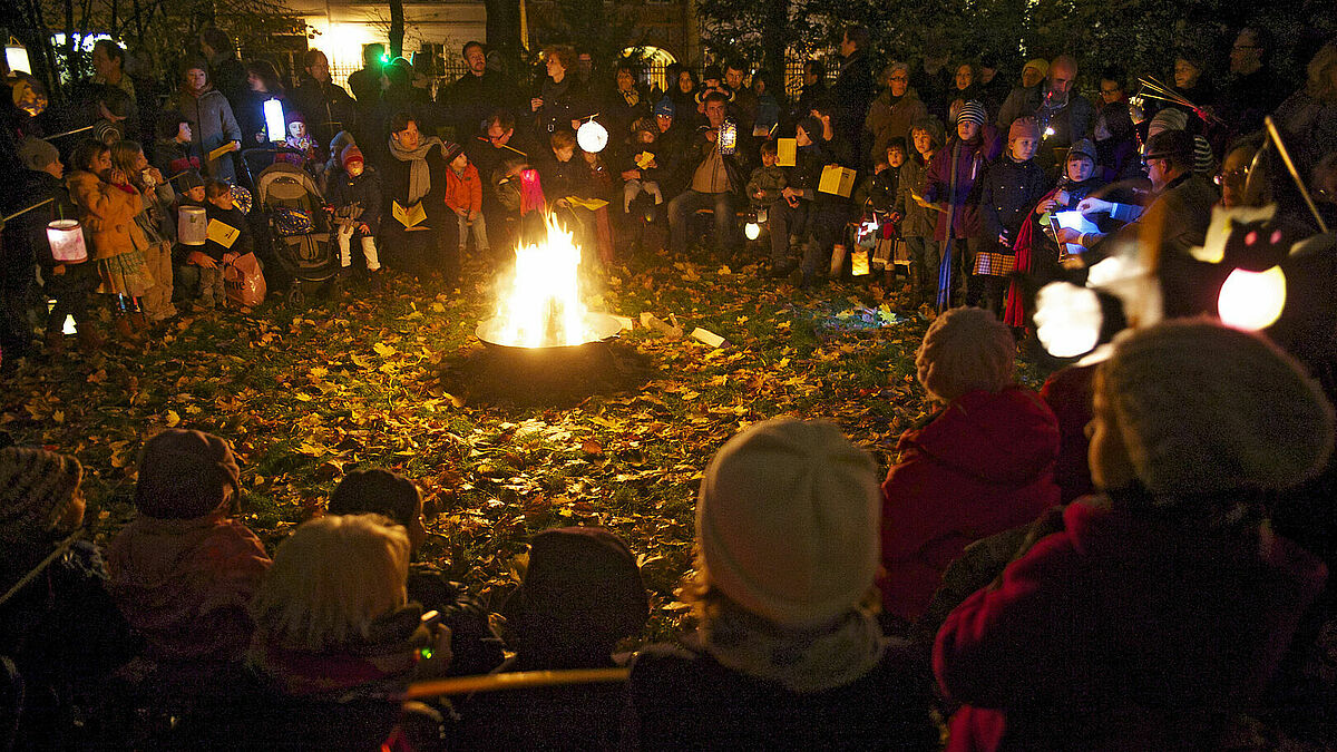 Oft lodern Lagerfeuer und Martinshörnchen werden am St. Martinstag verteilt.