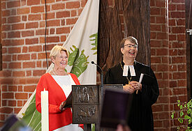 Landesbischöfin Kristina Kühnbaum-Schmidt und Synodenpräses Ulrike Hillmann im Ratzeburger Dom beim Gottesdienst zum 10jährigen Gründungsjubiläum der Nordkirche an Pfingstmontag 2022.