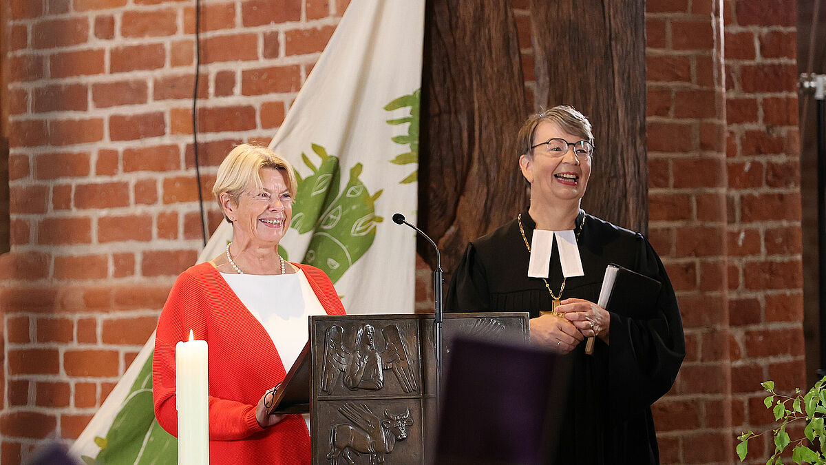 Landesbischöfin Kristina Kühnbaum-Schmidt dankte allen Gäste und Beteiligten des Festgottesdienstes für ihr Engagement. Sie empfinde eine große Freude darüber, dass so viele gemeinsam das Jubiläum der Nordkirche an Pfingsten feierten. Zu sehen ist sie hier mit der Präses der Landessynode, Ulrike Hillmann (links). 