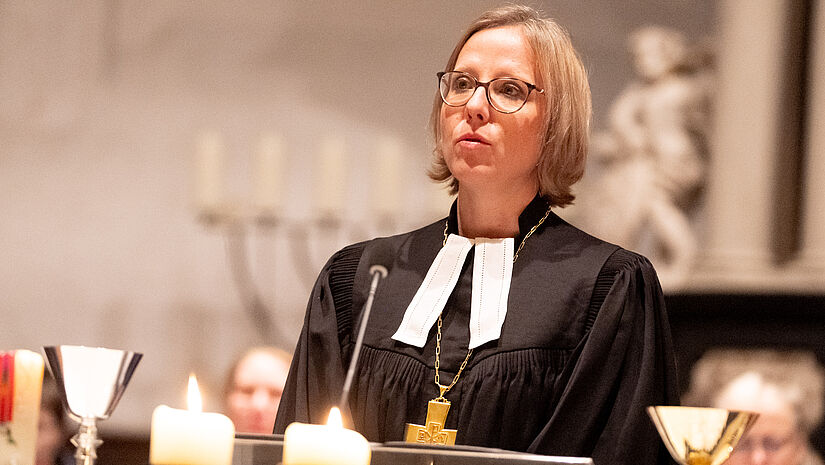 Bischöfin Nora Steen leitet den Synoden-Gottesdienst.