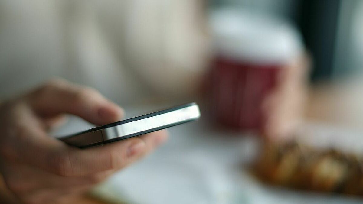 Gerade in der Urlaubszeit fühlen sich einige Menschen stark belastet. Die Seelsorge-Hotline bietet anonym Hilfe. 
