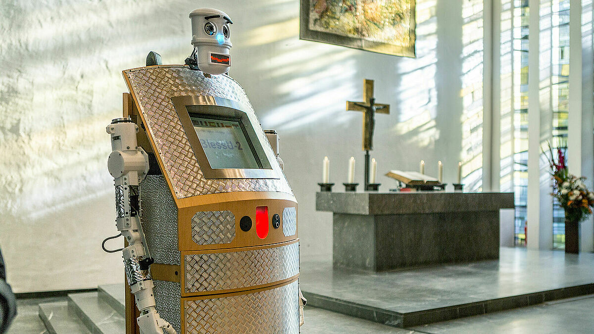 Ein Experiment: der Segensroboter „BlessU2” beim ersten digitalen Gottesdienst in der Hamburger Hauptkirche St. Nikolai.