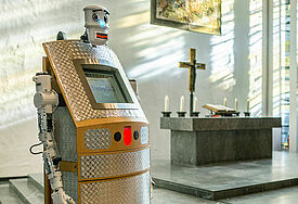 Ein Experiment: der Segensroboter „BlessU2” beim ersten digitalen Gottesdienst in der Hamburger Hauptkirche St. Nikolai.