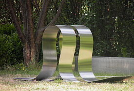 Auf dem Tag der Fördervereine in Sülfeld werden kinetisches Objekt des Künstlers Bernd Engler zu sehen sein - eine Doppelwelle aus Metall.