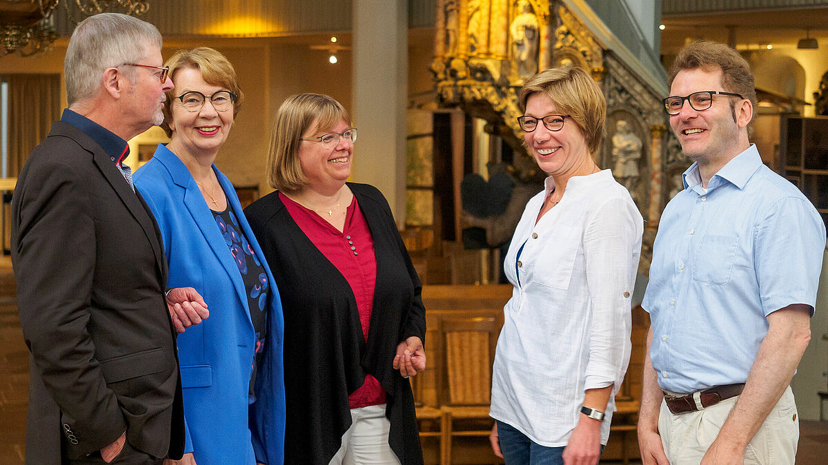 Besuch im Kirchenkreis Altholstein: Landesbischöfin Kristina Kühnbaum-Schmidt in der Offenen Kirche St. Nikolai in Kiel im Gespräch mit Pröpstin Almut Witt, Pastorin Maren Schmidt, Kirchenmusikdirektor Volkmar Zehner sowie Pastor Oliver Stabenow, Kanzlei der Landesbischöfin (links)
