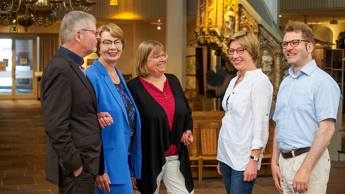 Besuch im Kirchenkreis Altholstein: Landesbischöfin Kristina Kühnbaum-Schmidt in der Offenen Kirche St. Nikolai in Kiel im Gespräch mit Pröpstin Almut Witt, Pastorin Maren Schmidt, Kirchenmusikdirektor Volkmar Zehner sowie Pastor Oliver Stabenow, Kanzlei der Landesbischöfin (links)