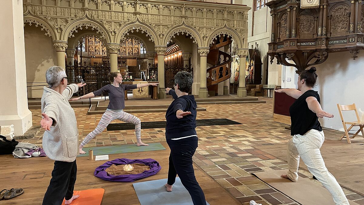 Virabhadrasana I - oder Krieger 1 - mit Blick zum Altar: Im Schleswiger Dom ist im Frei (t)raum Platz für Yoga oder Qi Gong. Foto: Inke Pohl