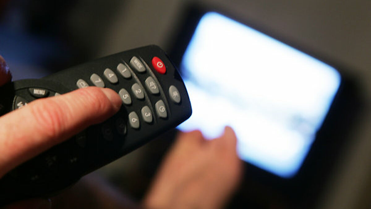 336691 Die Synode vom Sofa aus live im TV verfolgen - vielleicht ist das im September möglich. (Symbolbild)