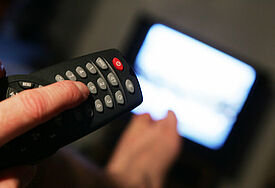 Die Synode vom Sofa aus live im TV verfolgen - vielleicht ist das im September möglich. (Symbolbild)