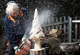 Eher weniger besinnlich: Mit einer lauten Kettensäge fräst Michael Sulies einen Weihnachtsbaum
