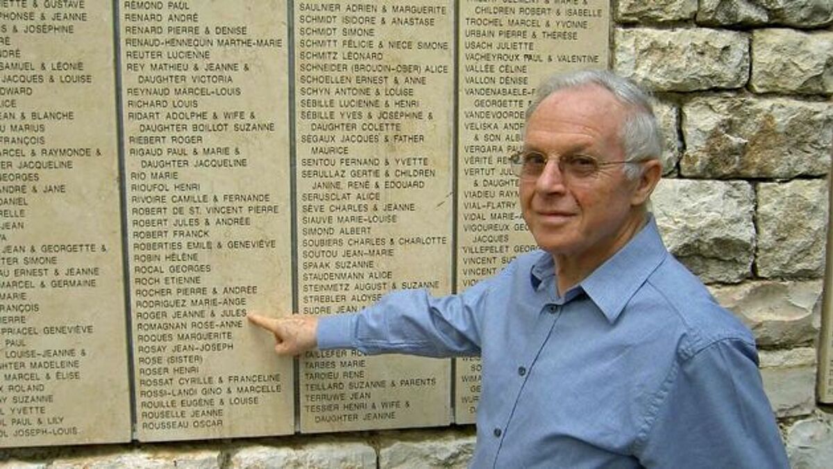 Ehud Loeb zeigt in Yad Vashem auf die Namen seiner Retter