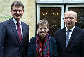 Der Generalsekretär der Deutschen Bibelgesellschaft, Dr. Christoph Rösel, gemeinsam mit der Vorsitzenden der Schleswig-Holsteinischen Bibelgesellschaft, Pröpstin Johanna Lenz-Aude, und dem Vorsitzenden der Stiftung Bibelzentrum Schleswig, Bischof Gothart