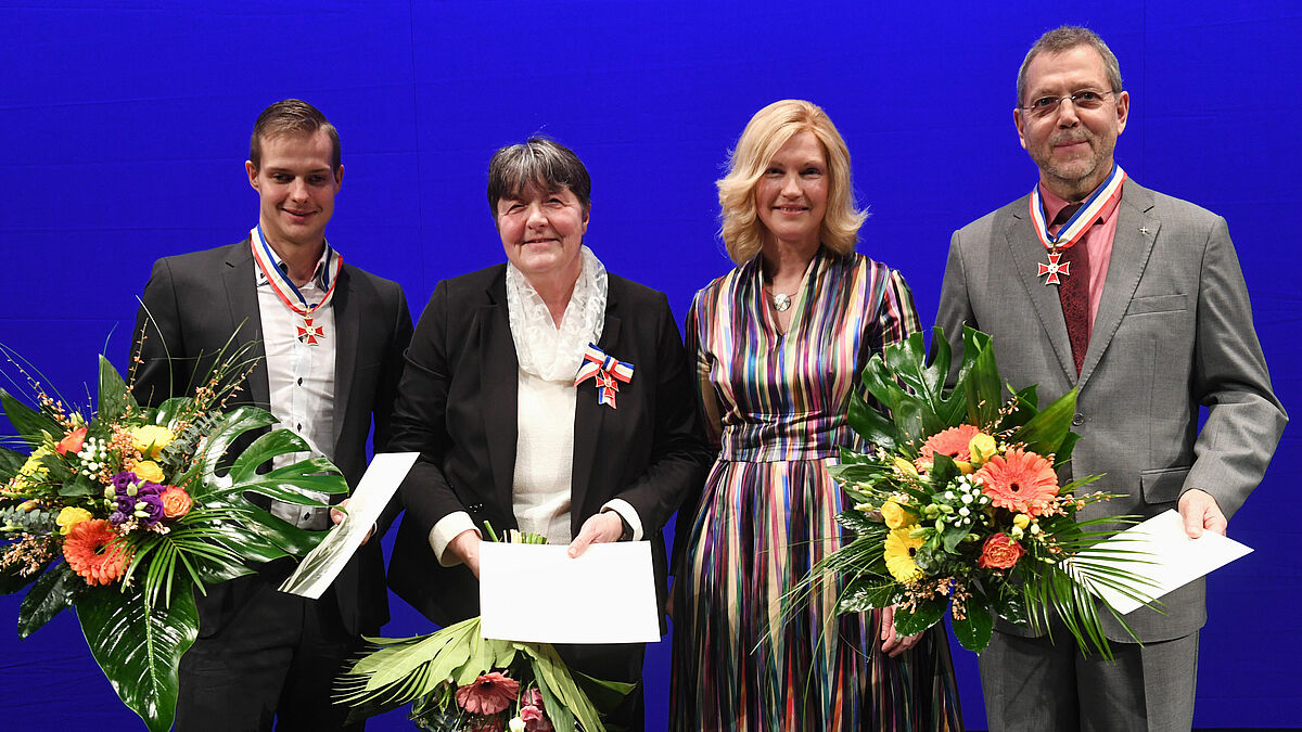 Ministerpräsidentin Manuela Schwesig mit Reno Tiede, Hannelore Kohl und Christoph de Boor, den neuen Trägern des Landes­verdienst­ordens aus Mecklenburg-Vorpommern.