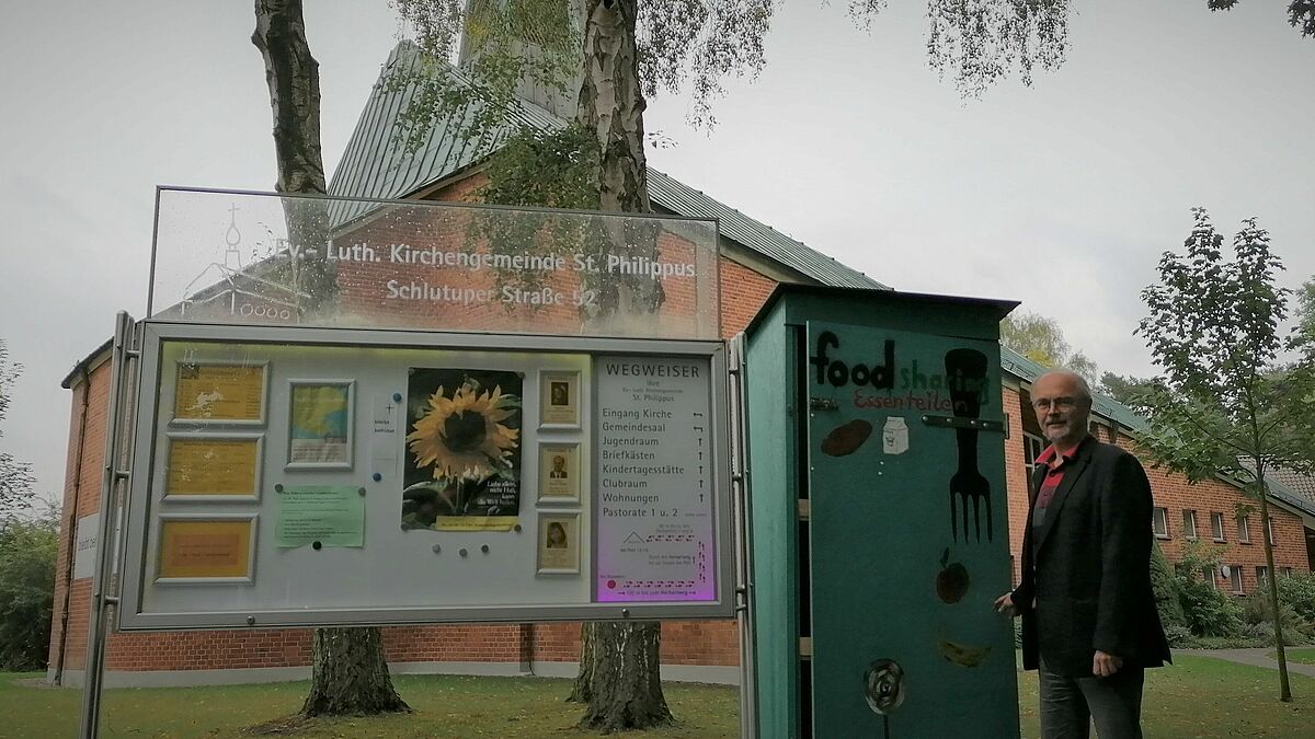 Foodsharing in Lübeck: Pastor Andreas Mahler zeigt den Schrank an der Kirche St. Philippus.