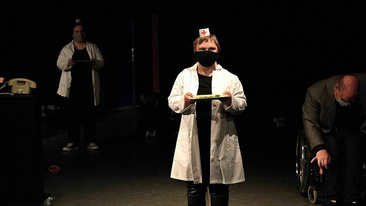 Das Stück "Alle krank" feierte kürzlich Premiere im Klabauter-Theater.