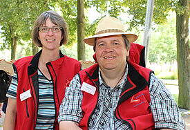 Pastorin Corinna Peters-Leimbach mit "Lebenspfadfinder" Ralf Bünning im Garten der Religionen auf der Internationalen Gartenschau (igs) in Hamburg.