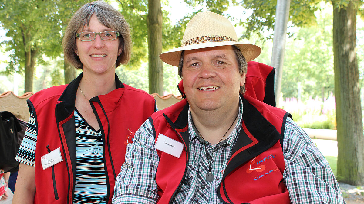 Pastorin Corinna Peters-Leimbach und "Lebenspfadfinder" Ralf Bünning.