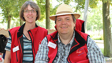 Pastorin Corinna Peters-Leimbach mit "Lebenspfadfinder" Ralf Bünning im Garten der Religionen auf der Internationalen Gartenschau (igs) in Hamburg.