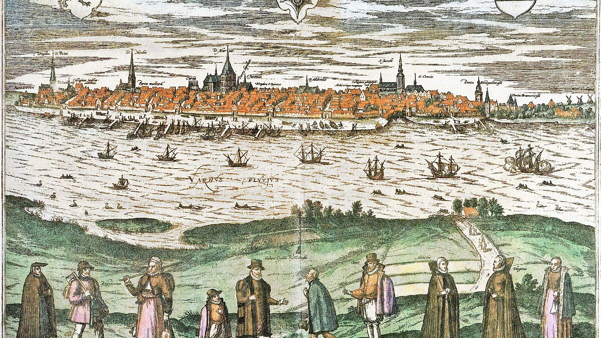 Panorama Rostock Franz Hogenberg 1597 Blick von Norden über die Warnow auf die Stadt Rostock: Links die Altstadt mit der Petrikirche und der Nikolaikirche, im Zentrum die Marienkirche, rechts die Neustadt mit der Jakobikirche. Kolorierter Kupferstich von Frans Hogenberg (1597)