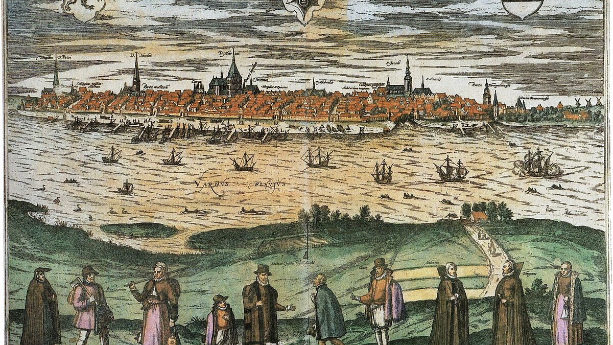 Blick von Norden über die Warnow auf die Stadt Rostock: Links die Altstadt mit der Petrikirche und der Nikolaikirche, im Zentrum die  Marienkirche, rechts die Neustadt mit der Jakobikirche. Kolorierter Kupferstich von Frans Hogenberg (1597)
