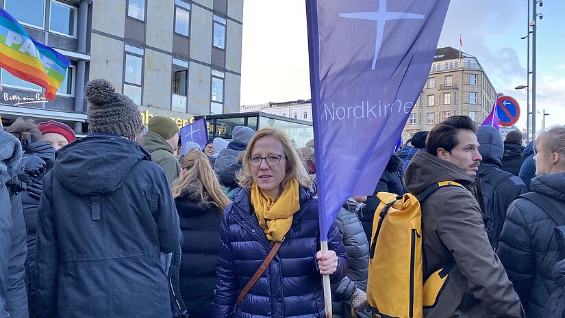 Bischöfin Nora Steen bei Demonstration Hamburg steht auf 