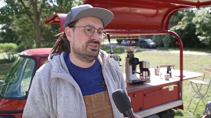 Sozialpädagoge André Schulz am Cafémobil der Kirchengemeinde Lohmen
