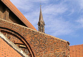 St. Nikolai Wismar: Strebebögen und Tirm