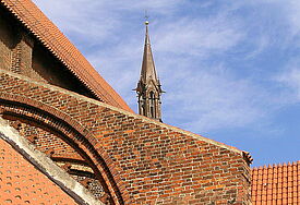 St. Nikolai Wismar: Strebebögen und Tirm