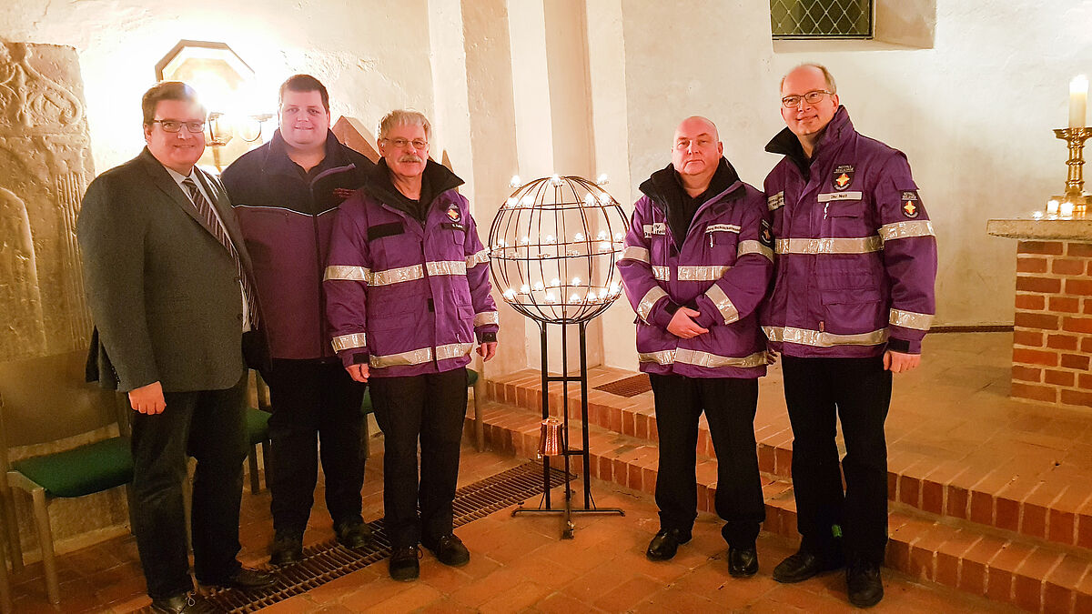 Propst Dirk Süssenbach (v.l.), Stephan Perner (Göhl), Lars
Schäckermann (Fehmarn), Pastor i.R. Reinhard Feders (Fehmarn) und Pastor
Christopher Noll, Leiter der Notfallseelsorge im Kirchenkreis Ostholstein, in der Süseler Kirche.