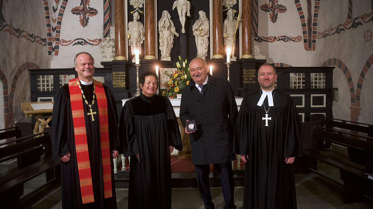 Bischof Tilman Jeremias, Pastorin Petra Bockentin, Stefan Schmidt und Propst Dirk Fey (von links) beim Reformationsempfang der Nordkirche in der Kölzower Dorfkirche in Mecklenburg-Vorpommern.