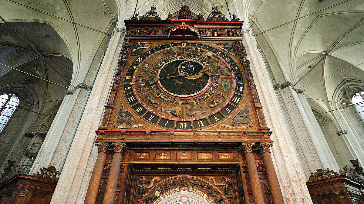 Tickt richtig seit 1472: Die Astronomische Uhr in der Rostocker Marienkirche.