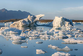 Schwimmende Eisberge in Jokulsarlon im Vatnajokull National Park, Island