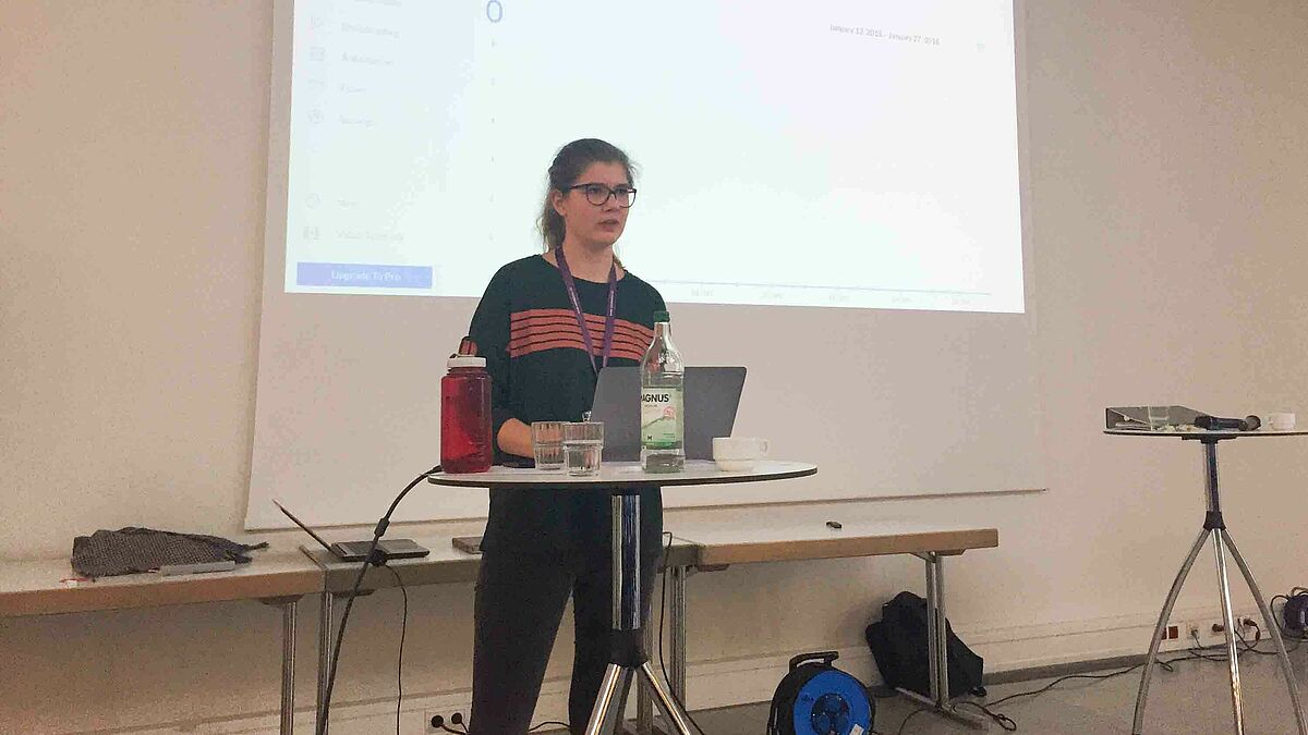 Friederike Nordholt zeigt auf dem Barcamp der Nordkirche, wie man Messenger-Bots baut.