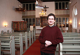 Pastor Matthias Krämer in der Hallig-Kirche auf Langeneß. (c)) Simone Viere
