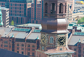 Die Hamburger Hauptkirche St. Katharinen in der Speicherstadt.