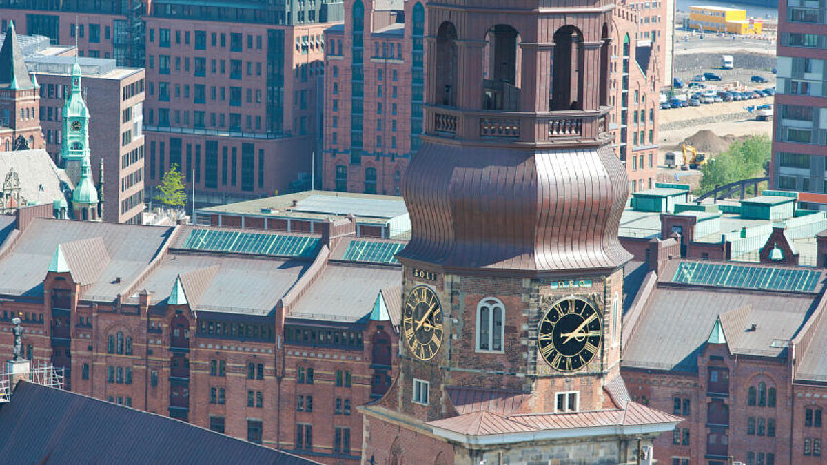 Die Hamburger Hauptkirche St. Katharinen in der Speicherstadt.