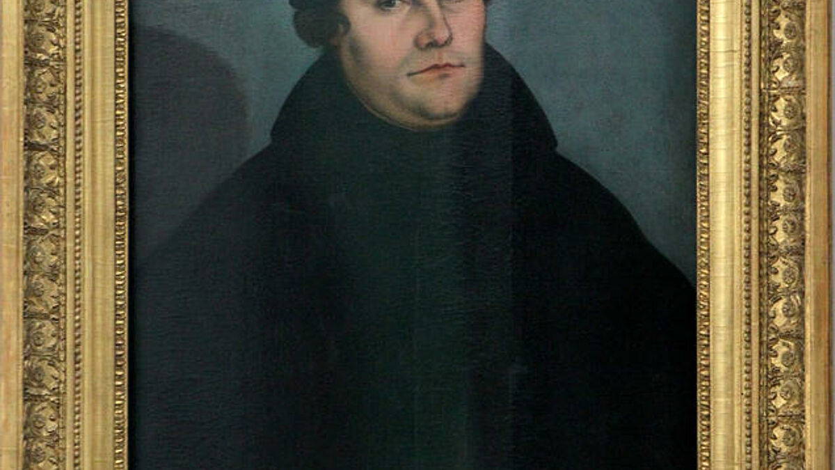 Das Gemaelde "Dr. Martin Luther" in der evangelischen St. Anna-Kirche in Augsburg wurde von Lukas Cranach d. Ae. 1529 geschaffen (Foto vom 24.06.16). In dem der Kirche angeschlossenen Karmeliterloster wohnte 1518 der Reformator Martin Luther (1483-1546) waehrend seiner Gespraeche mit dem roemischen Kardinal Cajetan. Nach dem Reichstag zu Augsburg musste Martin Luther vom 7. bis 20. Oktober 1518 in den Fuggerhaeusern Kardinal Cajetan zu seinen an der Wittenberger Schlosskirche veroeffentlichten 95 Thesen Rede und Antwort stehen. Der Papst verlangte von Luther ueber Cajetan den Widerruf seiner 95 Thesen. Als er den Widerruf verweigert hatte, floh Luther bei Nacht aus Augsburg, um nicht von kaiserlichen Soldaten festgenommen zu werden.
Augsburg ist ein zentraler Ort der protestantischen Kirchengeschichte: Am 25. Juni 1530 wurde auf dem Reichstag zu Augsburg Kaiser Karl V. von den Reichsstaenden der lutherischen Reformation das "Augsburger Bekenntnis" dargelegt. Auf diese erste Zusammenfassung des evangelischen Glaubens werden bis heute weltweit evangelische Pfarrer ordiniert. Der Martin Luther durfte an dem Augsburger Reichstag nicht teilnehmen - er hielt sich waehrend des Reichstags 1530 auf der Veste Coburg auf. (Siehe epd-Bericht vom 02.08.16)