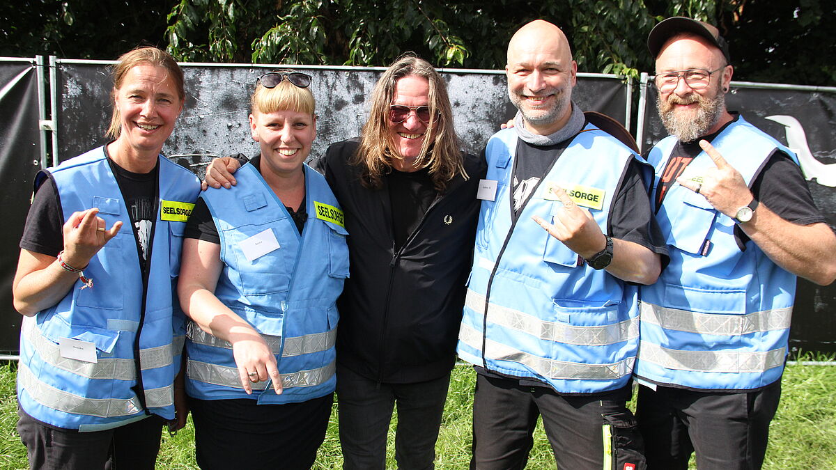 Das Foto zeigt einen Teil des Teams der Festival-Seelsorge mit Veranstalter Thomas Jensen (Mitte) und Landesjugendpastorin Annika Woydack (links).