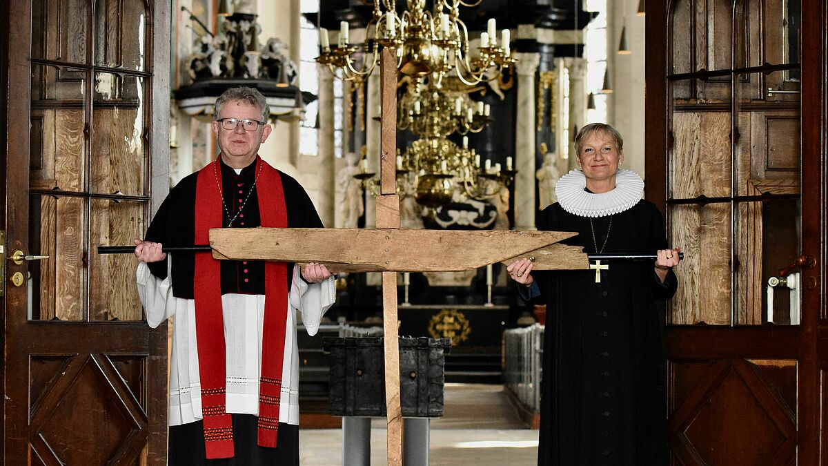Christoph Giering, Propst der Pfarrei Propstei Herz Jesu und Kerstin Fehrs, Bischöfin im Sprengel Hamburg und Lübeck der Nordkirch), tragen das Kreuz.