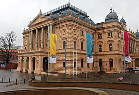 Neue Wege beschreitet das Staatstheater Schwerin in Kooperation mit den Kirchen der Stadt, wenn an Karsamstag Landesbischof Ulrich das Foyer mit seiner Theaterpredigt zu "Der Kaufmann von Venedig" füllen möchte