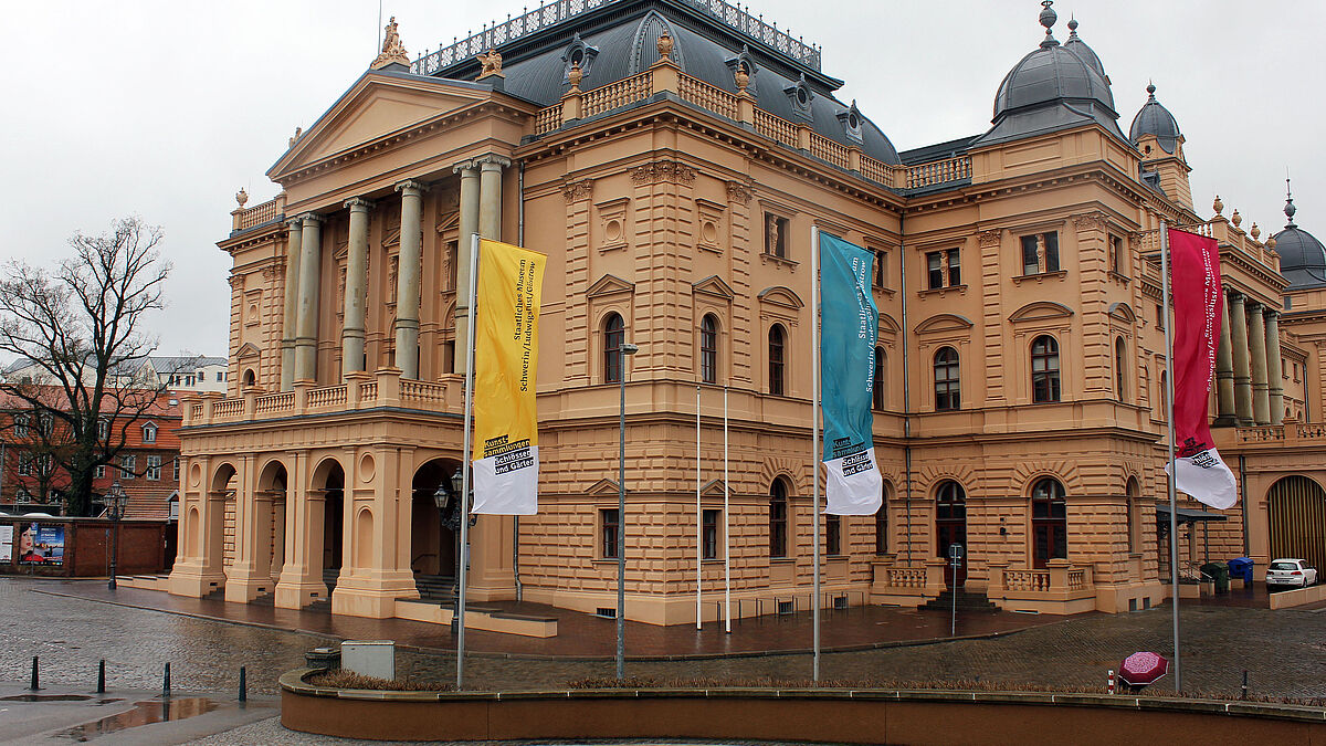 Zwischen Theater und Gottesdienst gibt es eine gemeinsame Wurzel, ist Landesbischof Gerhard Ulrich überzeugt. Eine besondere Form der Inszenierung ist die Theaterpredigt, zu der das Staatstheater Schwerin und die Kirchen der Stadt einladen