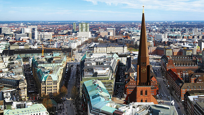 View of Hamburg and St. Jacobi church Der Kirchturm von St. Jacobi in der Hamburger Innenstadt