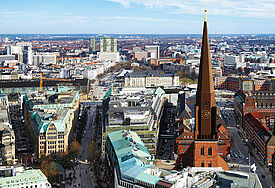 Der Kirchturm von St. Jacobi in der Hamburger Innenstadt