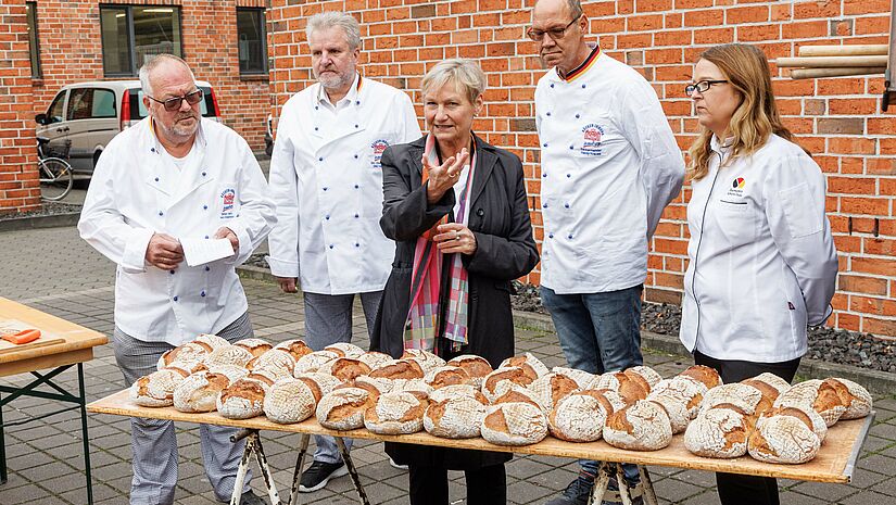 Aktion  Brot und Segen in der Bäckerein Rohlfs zum Martinstag 2022 mit Bischöfin Fehrs