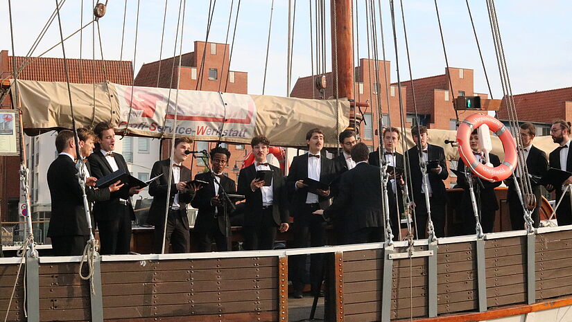 Der Männerchor ffortissibros aus Schwerin singt auf einem Schiff bei der Greifswalder Bachwoche