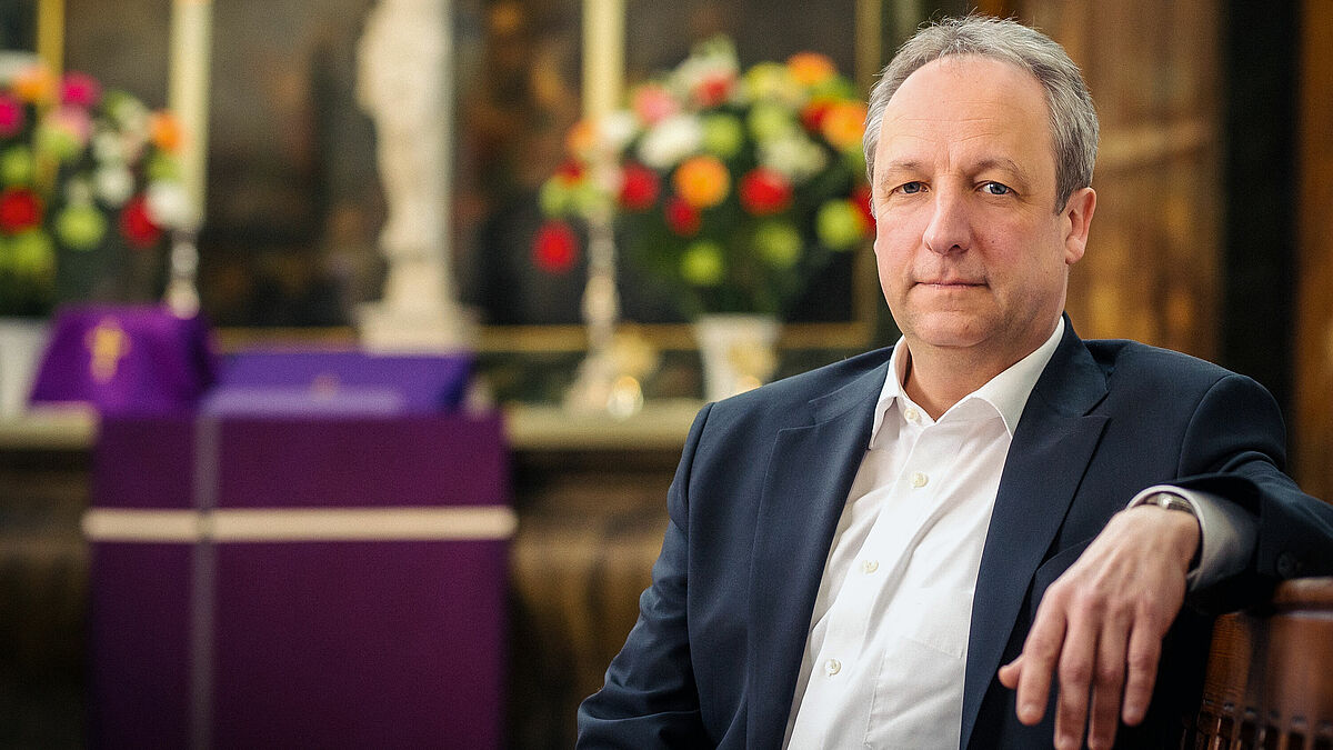 Christian Stäblein soll die Flüchtlingsarbeit der EKD vorantreiben. Bei der Übernahme dieser neuen Aufgabe würdigte er den ehrenamtlichen Einsatz in den Gemeinden und Kirchenkreisen für die Menschen aus der Ukraine. 