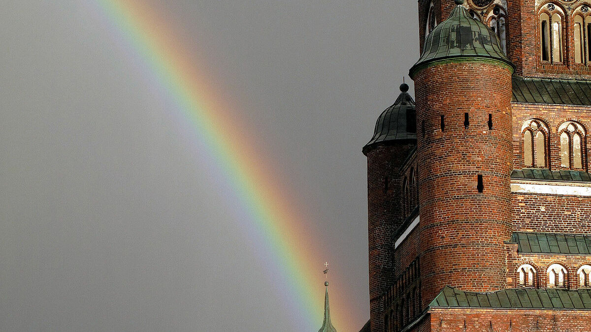 Ein Regenbogen über dem Greifswalder Dom