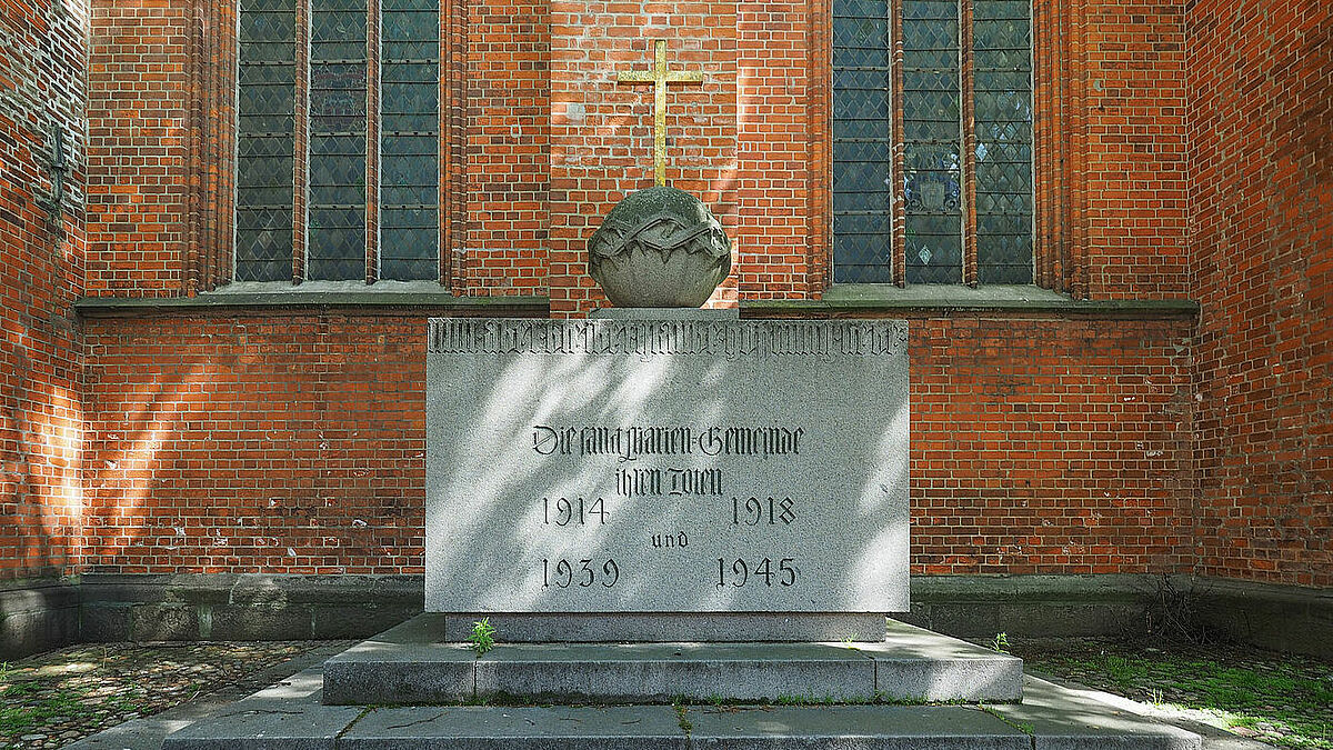 Vor vielen Kirchen (hier: St. Marien Lübeck) wird mit Denkmälern an die Gefallenen der Weltkriege erinnert. Doch wie gelingt eine echte Auseinandersetzung mit den Themen Krieg, Gewalt und Leid? Die aktuelle Ausstellung in der Lutherkirche zeigt, wie sich der Umgang mit den Denkmälern wandelt. 