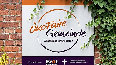 Tafel für die Auszeichnung als ÖkoFaire Gemeinden auf einer Mauer, das Bild wurde mit KI generiert